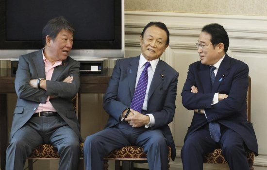 从左至右：茂木敏充、麻生太郎和岸田文雄